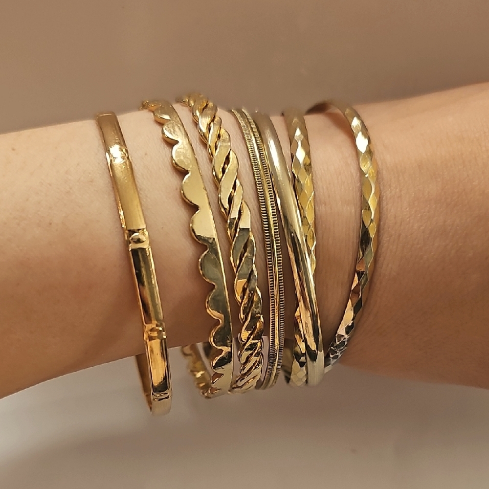 5/$25 - Stack of  7 Goldtone Bangle Bracelet Set